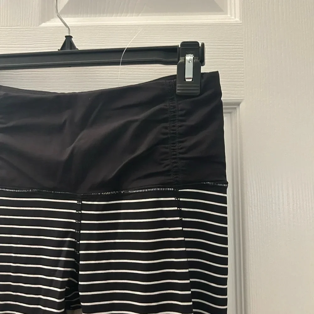! Lululemon Run day Crops Size 4 stripped black and white
